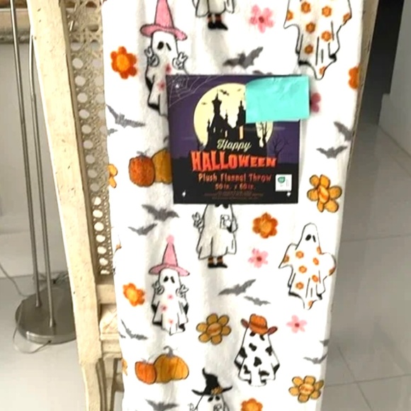 SALE 🔥 Happy Halloween White/Orange/Pink/Black "Ghosts” PlushThrow Blanket - Picture 2 of 4